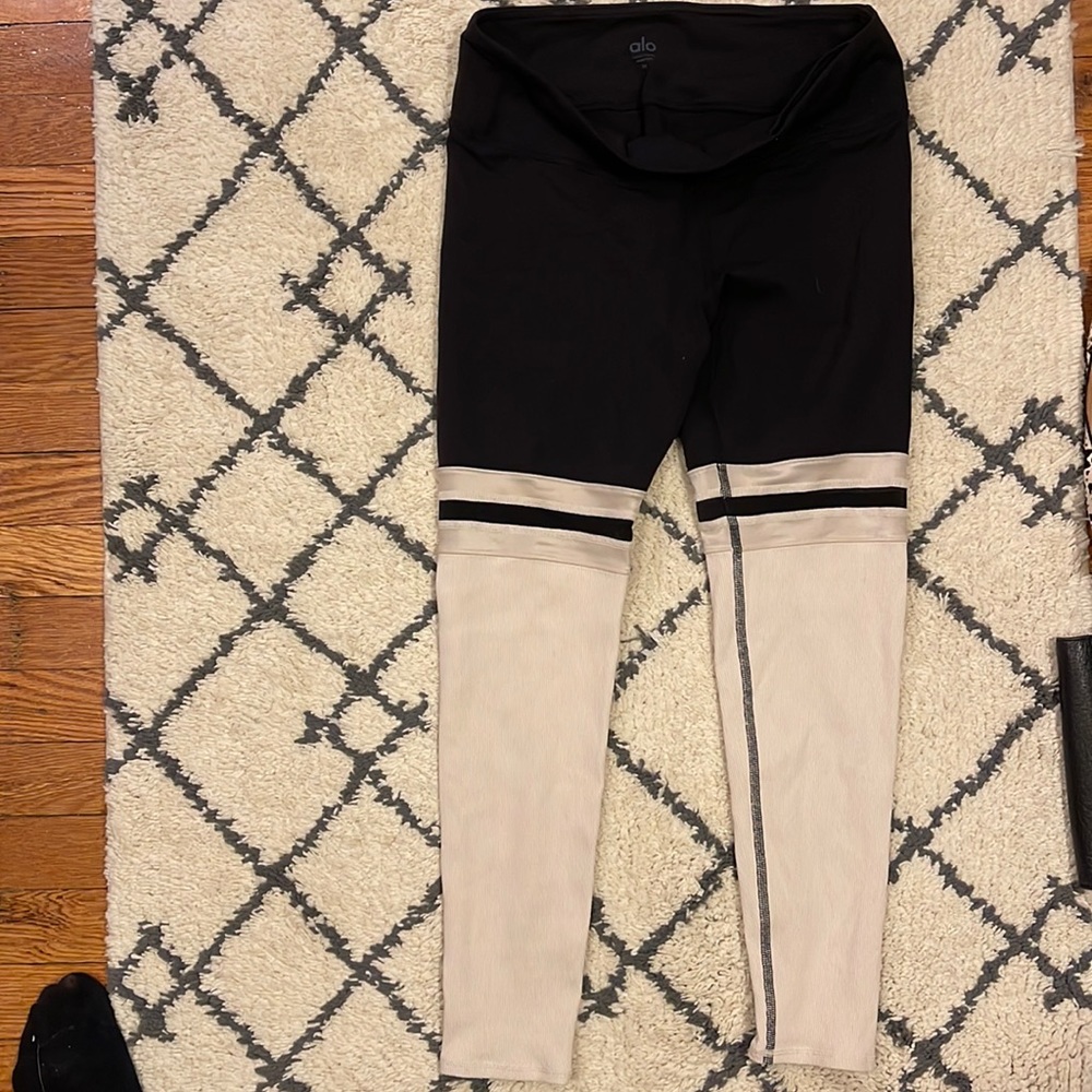 NEW ALO BLACK AND WHITE LEGGING / YOGA PANTS (M)